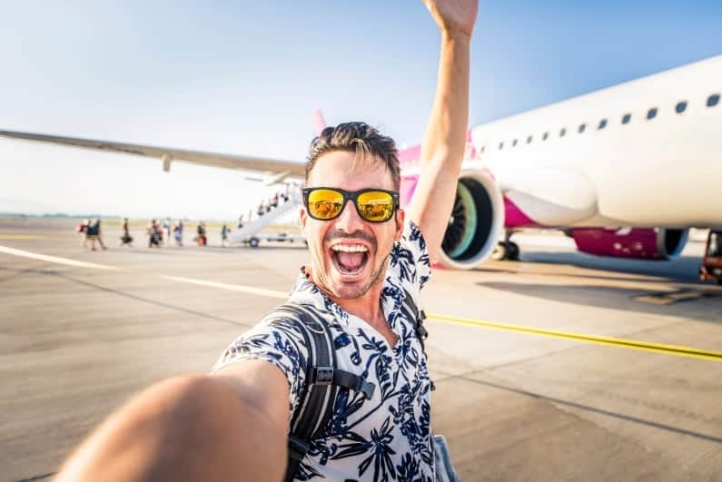UK Man Wins £24k on £2 Bet Playing Online Slots in the Airport Before Going to Ibiza
