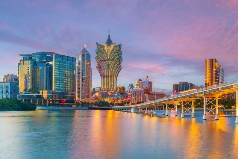 Macau Casinos Shuttering as Force Eight Typhoon Nears Hong Kong