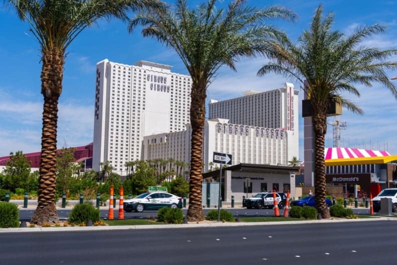 Vegas Police Arrest Man for Brandishing Fake Guns Near Circus Circus