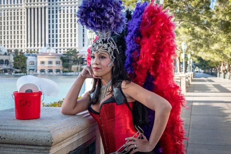 “Beware the Feather People” Goes Viral After Showgirl’s $500 Photo-Op Hustle 