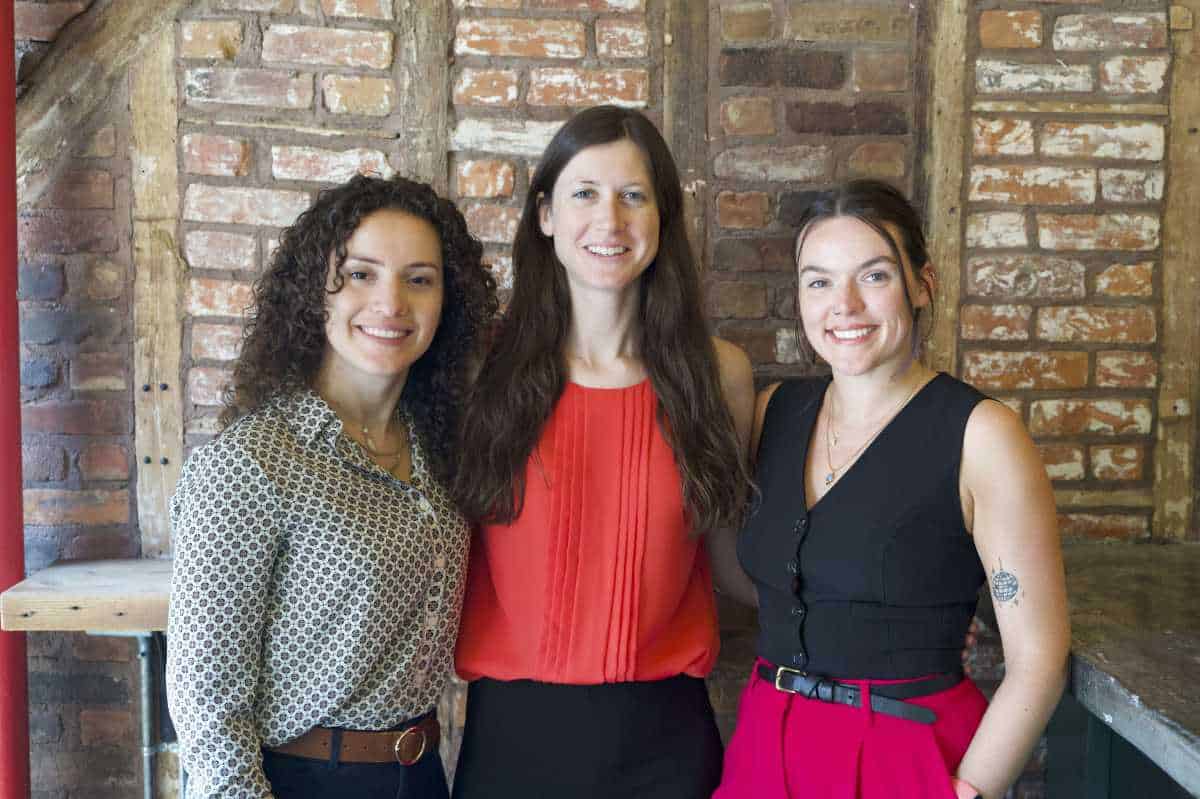 Hinge And Hoops : Les coulisses de Blazers, le premier bar sportif de ...